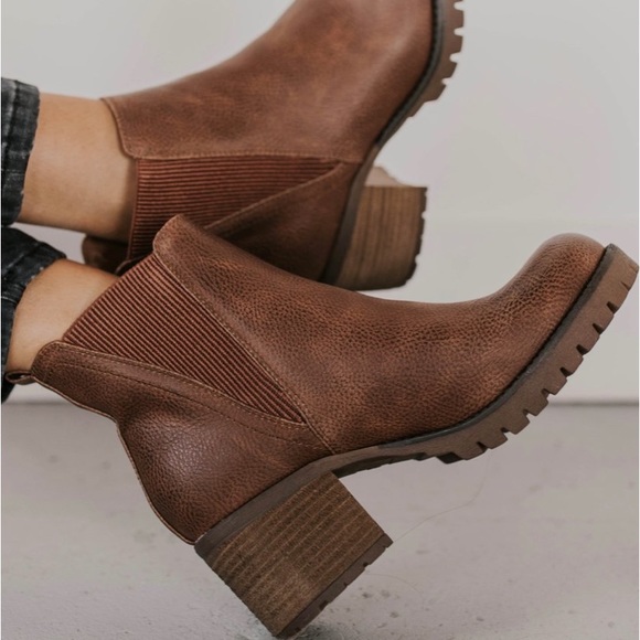 Mia Jody Ribbed Block Heel Chelsea Boot 
